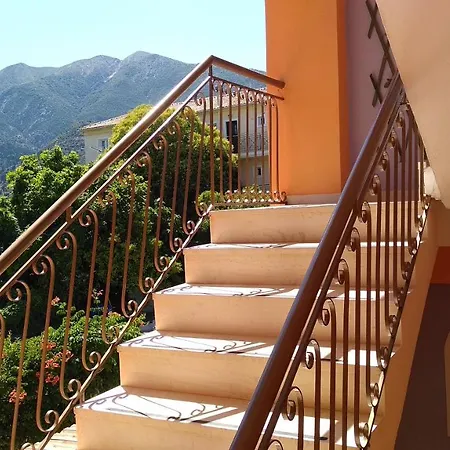 בית הארחה Gogo's - γωγώ & 4*