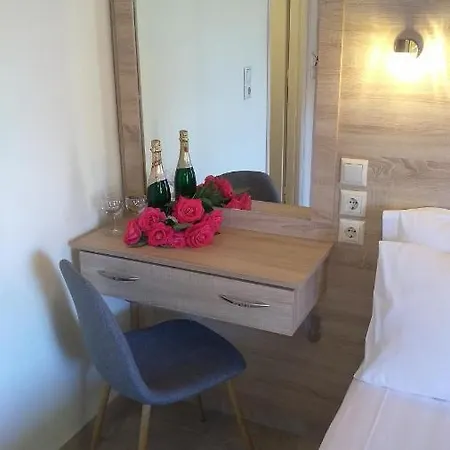 בית הארחה Gogo's - γωγώ & 4*