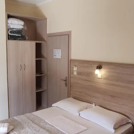 Gogo's - γωγώ & בית הארחה נידרי