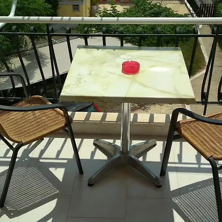 בית הארחה Gogo's - γωγώ & 4*