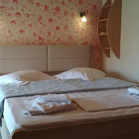 Gogo's - γωγώ & בית הארחה