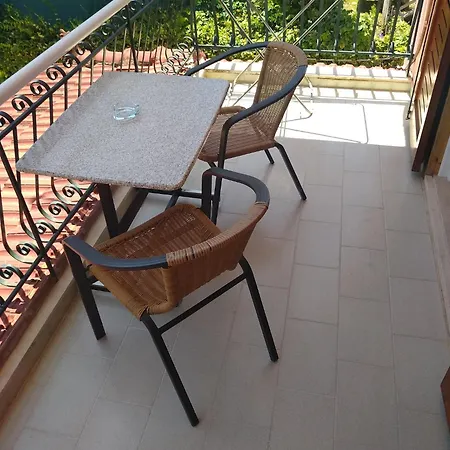 Gogo's - γωγώ & Penzion Nydri (Lefkada)